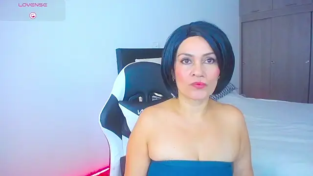 Snapshot of CarolinneFiotti chatting on November 2025 01:56:02 PM CarolinneFiotti online show from November 2025 01:56:02 PM