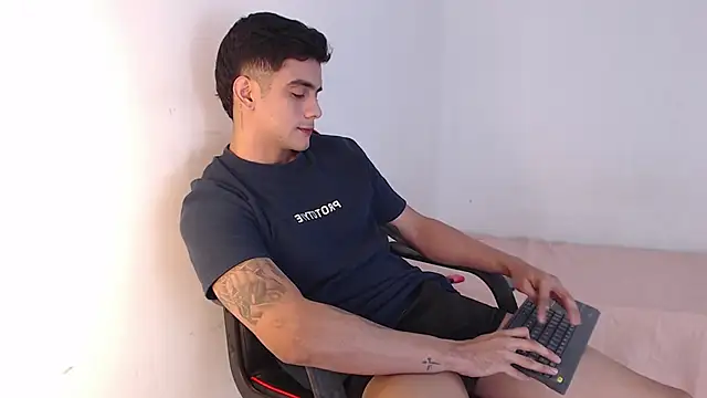 Snapshot of adam_levis17 chatting on October 2025 05:58:02 AM adam levis17 online show from October 2025 05:58:02 AM