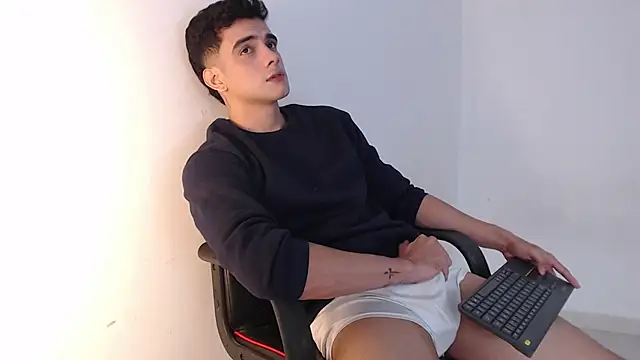 Snapshot of adam_levis17 chatting on October 2025 05:17:02 AM adam levis17 online show from October 2025 05:17:02 AM