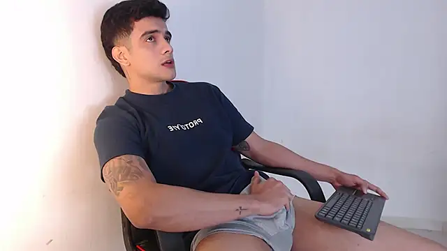 Snapshot of adam_levis17 chatting on October 2025 03:46:02 PM adam levis17 online show from October 2025 03:46:02 PM