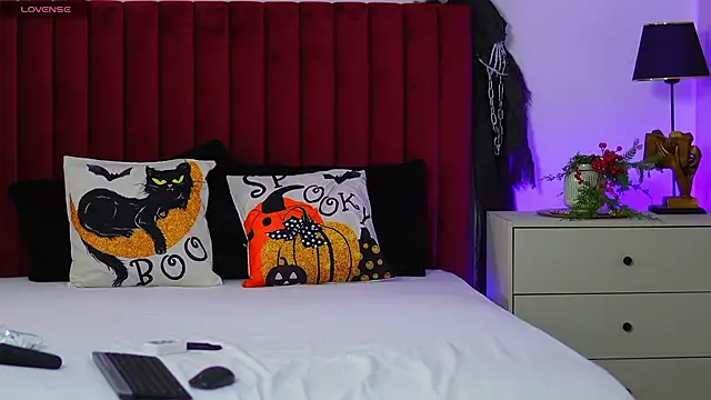 AprilGold18 online show from October 2025 05:35:01 PM