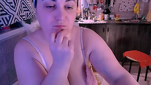 Snapshot of SoftLia chatting on November 2025 11:40:02 PM SoftLia online show from November 2025 11:40:02 PM