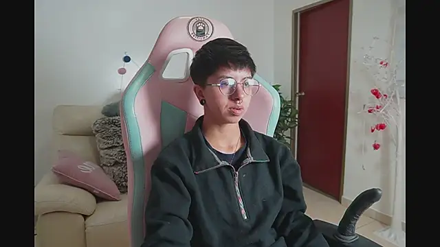 Snapshot of tommy_blue chatting on October 2025 03:29:01 PM tommy blue online show from October 2025 03:29:01 PM