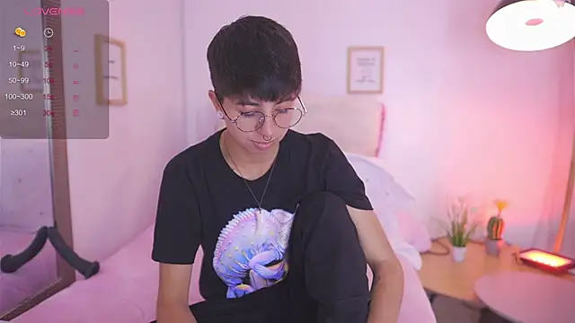 Snapshot of tommy_blue chatting on October 2025 01:37:01 PM tommy blue online show from October 2025 01:37:01 PM