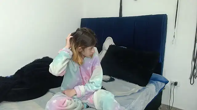 KratosAfroditacs online show from October 2025 12:44:02 AM