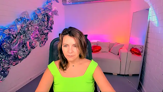 Snapshot of NicoleHitman chatting on October 2025 05:17:02 AM NicoleHitman online show from October 2025 05:17:02 AM