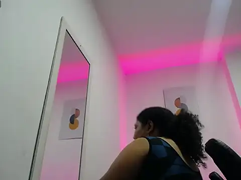 Snapshot of Ayliinn_ chatting on June 2026 01:32:02 AM Ayliinn online show from June 2026 01:32:02 AM