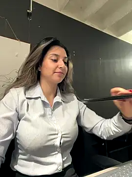 Isabella Varella online show from December 2025 12:32:01 PM