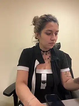 Isabella Varella online show from March 2026 12:23:01 PM