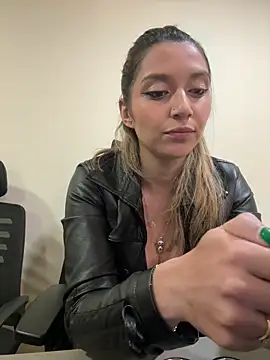 Isabella Varella online show from March 2026 12:33:01 PM