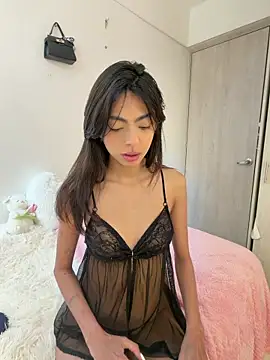 ZaraLuuv online show from May 2026 06:25:01 PM