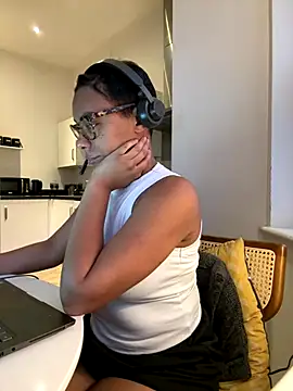 Snapshot of Melia_Rayne chatting on November 2025 03:55:01 PM Melia Rayne online show from November 2025 03:55:01 PM