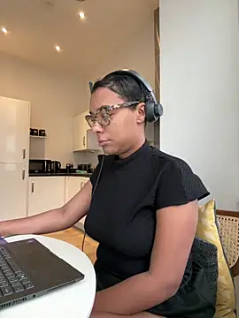 Snapshot of Melia_Rayne chatting on November 2025 10:47:01 AM Melia Rayne online show from November 2025 10:47:01 AM