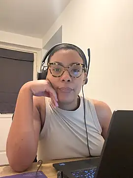 Snapshot of Melia_Rayne chatting on November 2025 10:07:01 AM Melia Rayne online show from November 2025 10:07:01 AM