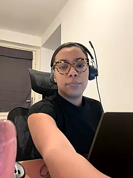 Snapshot of Melia_Rayne chatting on December 2025 10:24:01 AM Melia Rayne online show from December 2025 10:24:01 AM