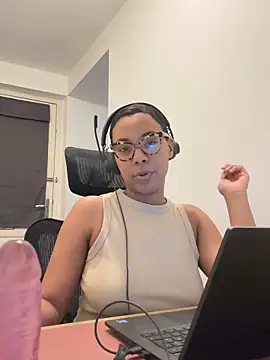 Snapshot of Melia_Rayne chatting on December 2025 11:19:01 AM Melia Rayne online show from December 2025 11:19:01 AM