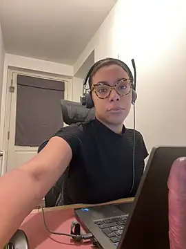 Snapshot of Melia_Rayne chatting on December 2025 11:47:01 AM Melia Rayne online show from December 2025 11:47:01 AM