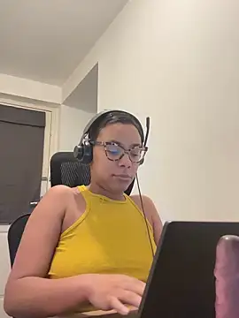 Snapshot of Melia_Rayne chatting on December 2025 10:53:02 AM Melia Rayne online show from December 2025 10:53:02 AM