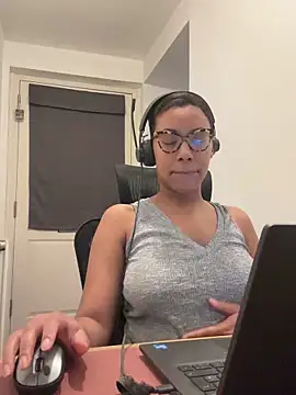 Snapshot of Melia_Rayne chatting on December 2025 11:28:02 AM Melia Rayne online show from December 2025 11:28:02 AM