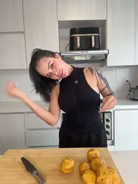 ValentinaMilann online show from May 2026 07:30:01 PM