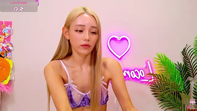 Snapshot of -LOCOMOCO- chatting on June 2026 10:39:01 AM -LOCOMOCO- online show from June 2026 10:39:01 AM