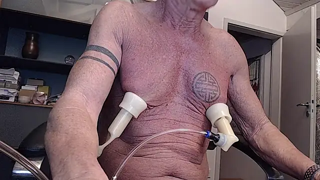 Snapshot of munichrubber chatting on December 2025 06:27:01 PM munichrubber online show from December 2025 06:27:01 PM