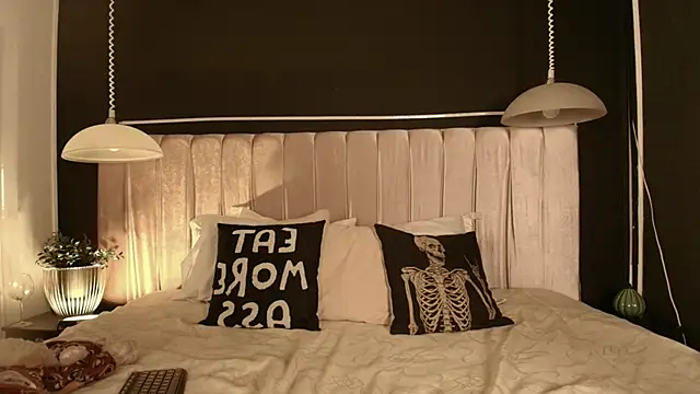 Zhally Dee online show from November 2025 07:46:02 PM