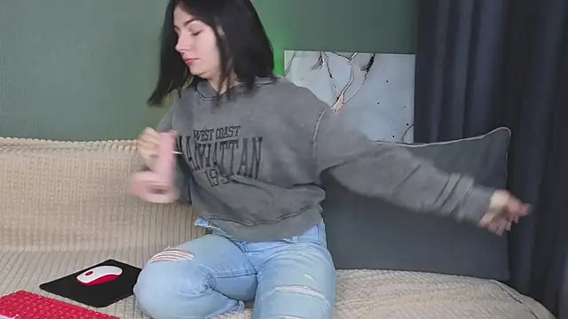 Charlotte Woods online show from September 2025 04:16:01 AM