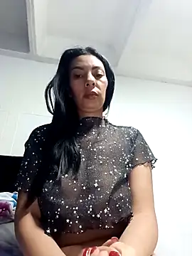 Snapshot of DaphneRosses chatting on February 2026 01:19:02 PM DaphneRosses online show from February 2026 01:19:02 PM