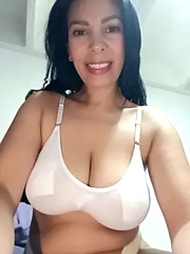 Snapshot of DaphneRosses chatting on March 2026 02:10:01 PM DaphneRosses online show from March 2026 02:10:01 PM