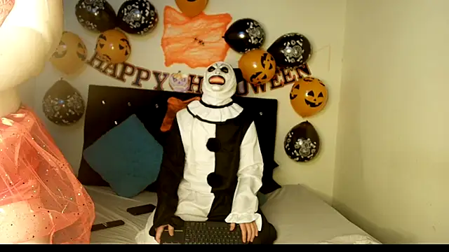 Snapshot of Kymberlyandlucas2 chatting on October 2025 04:43:02 AM Kymberlyandlucas2 online show from October 2025 04:43:02 AM