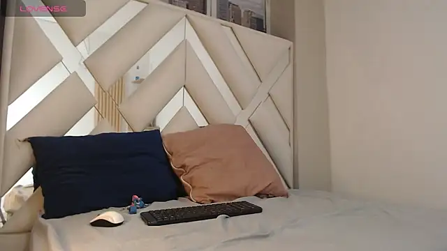 Snapshot of willow_smitt chatting on February 2026 01:40:01 PM willow smitt online show from February 2026 01:40:01 PM