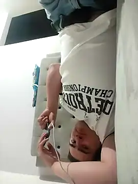 Snapshot of Andy-rtg chatting on November 2025 02:33:01 AM Andy-rtg online show from November 2025 02:33:01 AM