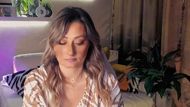 SarahAlluring online show from May 2026 05:40:02 PM