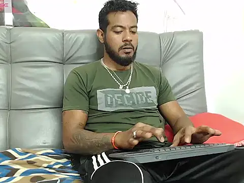 BladeFoxxx1 online show from September 2025 03:38:02 PM