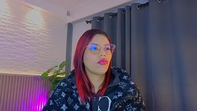 Snapshot of TiffanyWalk chatting on October 2025 10:35:01 AM TiffanyWalk online show from October 2025 10:35:01 AM