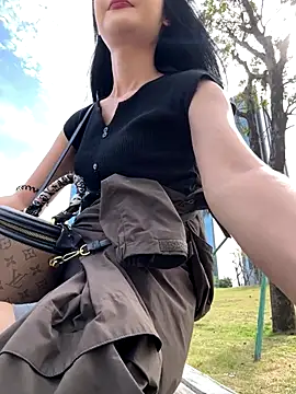 Snapshot of linger-23 chatting on October 2025 05:42:02 AM linger-23 online show from October 2025 05:42:02 AM