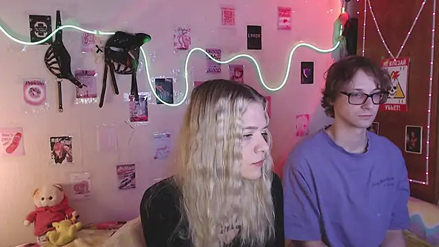 Snapshot of Your_Horny_Friends chatting on October 2025 03:42:01 PM Your Horny Friends online show from October 2025 03:42:01 PM