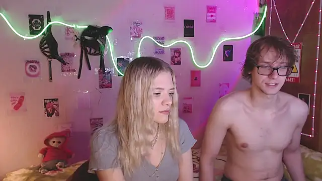 Snapshot of Your_Horny_Friends chatting on October 2025 12:06:01 PM Your Horny Friends online show from October 2025 12:06:01 PM