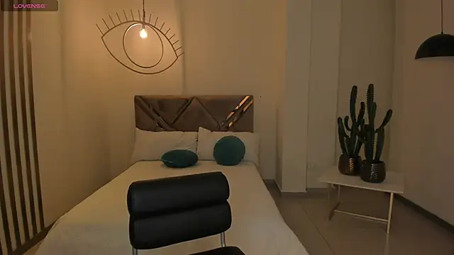 MaiaCollins online show from October 2025 04:40:02 PM