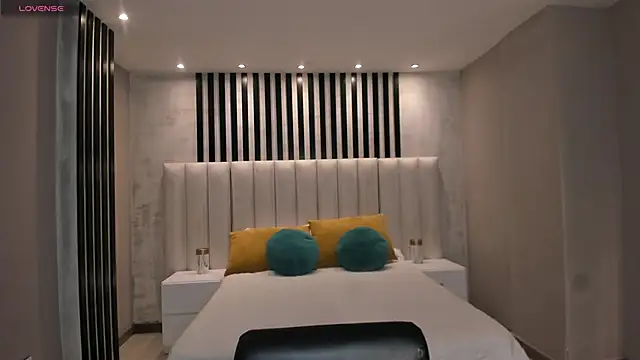 MaiaCollins online show from November 2025 06:32:01 PM