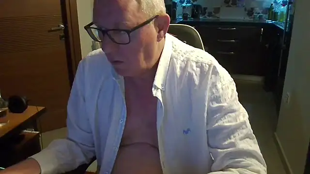 Snapshot of JamesBauer chatting on February 2026 04:01:02 AM JamesBauer online show from February 2026 04:01:02 AM