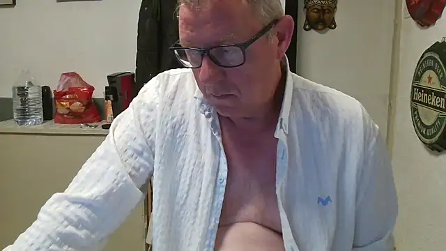 Snapshot of JamesBauer chatting on March 2026 05:23:01 AM JamesBauer online show from March 2026 05:23:01 AM