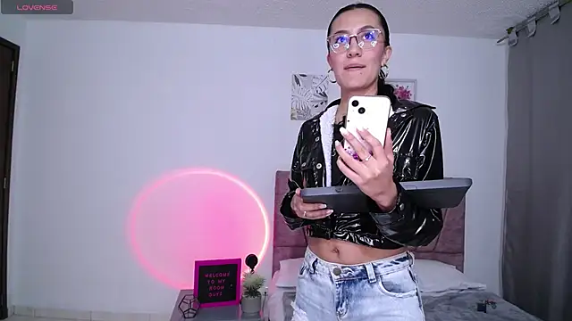 Snapshot of emma_glowof chatting on September 2025 01:32:02 AM emma glowof online show from September 2025 01:32:02 AM