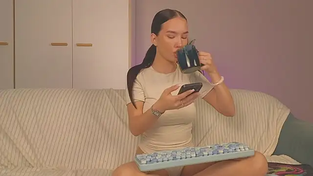 Snapshot of EmiliaDroll chatting on October 2025 05:41:01 AM EmiliaDroll online show from October 2025 05:41:01 AM