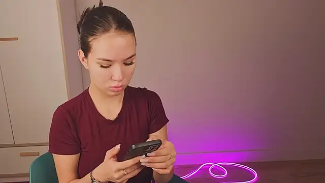 Snapshot of EmiliaDroll chatting on October 2025 04:16:02 AM EmiliaDroll online show from October 2025 04:16:02 AM