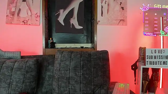 Snapshot of _LuanaDabbraccio chatting on October 2025 10:51:02 PM LuanaDabbraccio online show from October 2025 10:51:02 PM