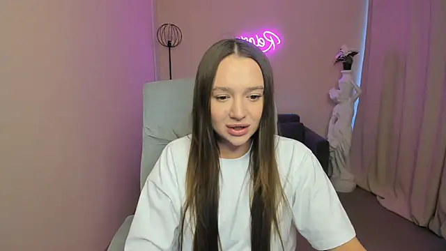 LynnaCurvin online show from March 2025 12:12:01 PM