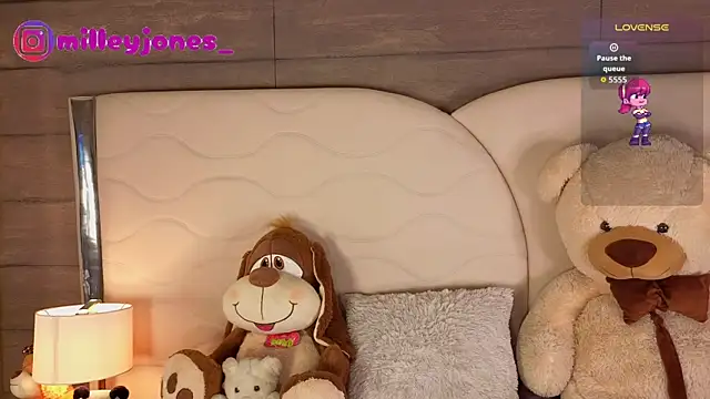 Snapshot of MilleyJones chatting on September 2025 07:59:02 PM MilleyJones online show from September 2025 07:59:02 PM