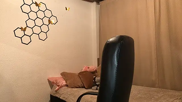 amelia hall online show from October 2025 12:02:01 PM